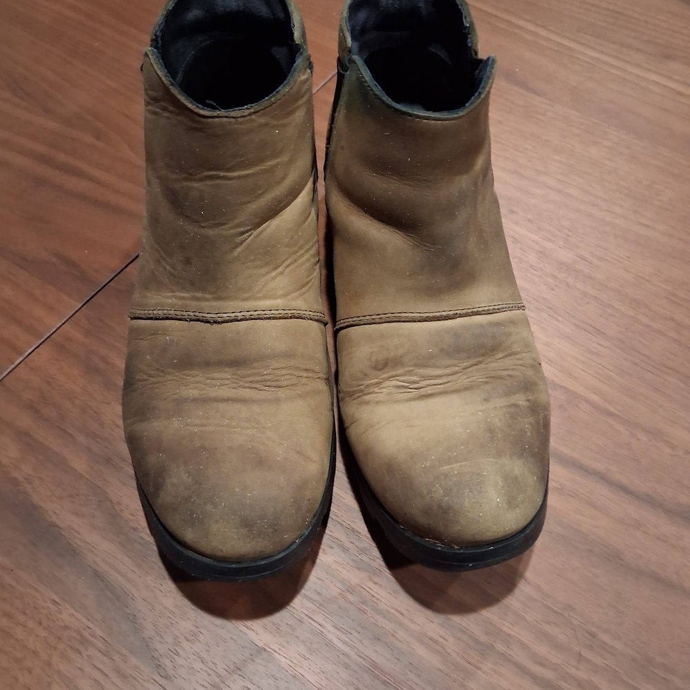 Sorel Women's Brown Chukka Chelsea Boots with Black Elastic Panels